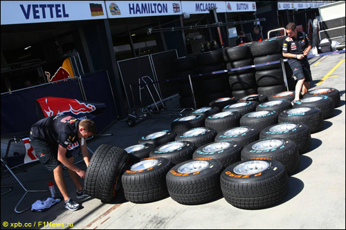 Механики Red Bull распределяют дождевую и промежуточную резину Механики Red Bull распределяют дождевую и промежуточную резину