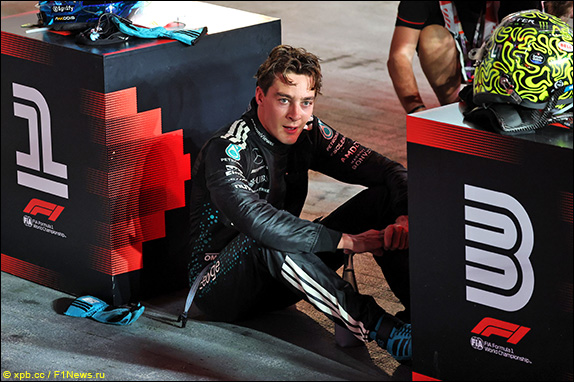 Гонщики после финиша в жаркой почти двухчасовой гонке были без сил. Джордж Расселл выиграл Гран При Сингапура, одержав пятую победу в карьере, вторую в сезоне и первую на этой трассе