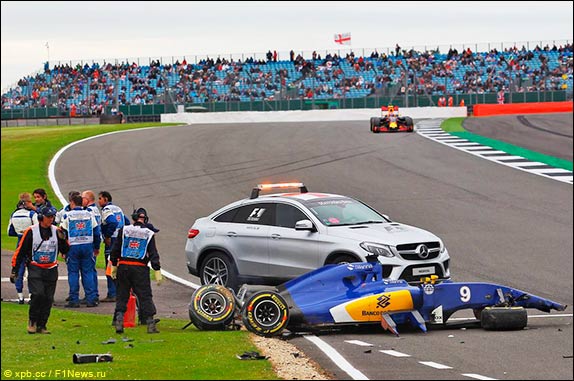 Последствий аварии Маркуса Эриксона в Сильверстоуне Последствий аварии Маркуса Эриксона в Сильверстоуне