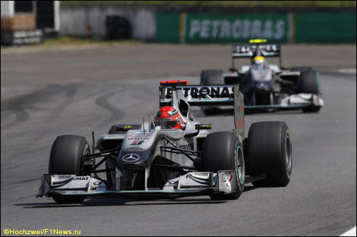 Михаэль Шумахер за рулём Mercedes GP на Гран При Бразилии 2010 года Михаэль Шумахер за рулём Mercedes GP на Гран При Бразилии 2010 года