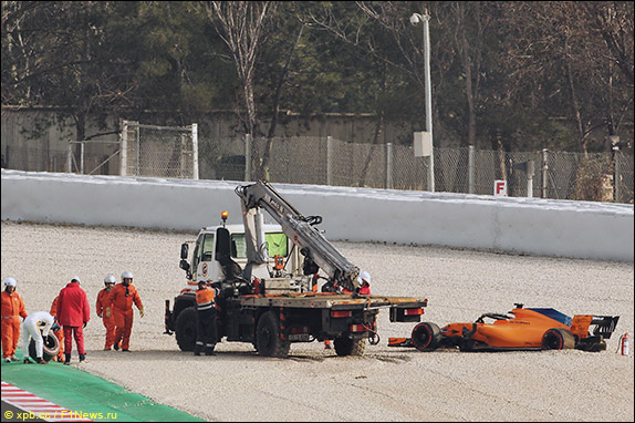 Машина Фернандо Алонсо после вылета с трассы Машина Фернандо Алонсо после вылета с трассы