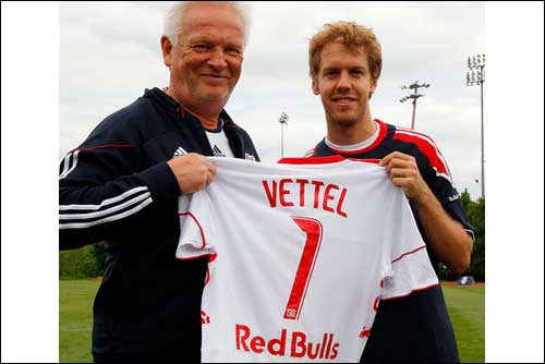 Феттель с чемпионской единичнкой на футболке Феттель с чемпионской единичнкой на футболке