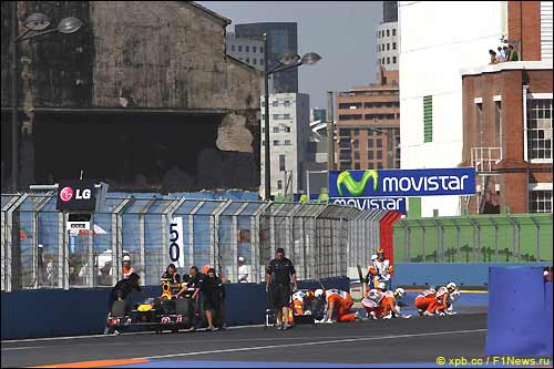 Эвакуация машины Себастьяна Феттеля Эвакуация машины Себастьяна Феттеля