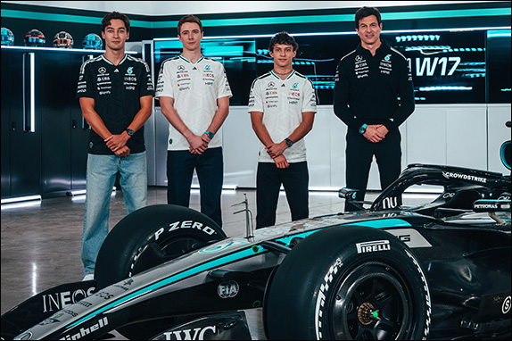 Гонщики и Тото Вольфф на презентации W17