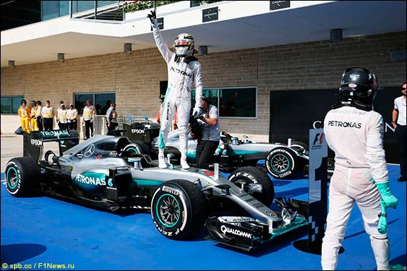 Льюис Хэмилтон и Нико Росберг Льюис Хэмилтон и Нико Росберг