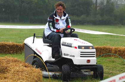 Дженсон Баттон на сенокосилке