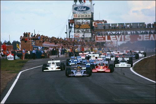 Ронни Петерсон лидирует на старте первого в истории Гран При Ф1 в Зольдере. 1973 год