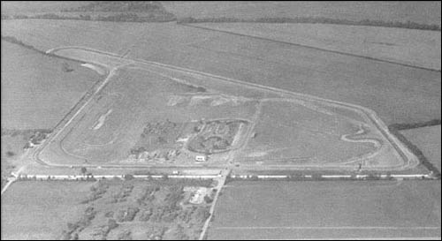 Такой трасса была в начале 60-х - простенькое кольцо с картинговой трассой внутри