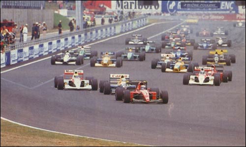 Ален Прост лидером входит в первый поворот дебютного Гран При Франции в Невере