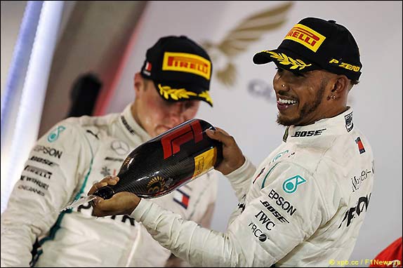 Подиум Гран При Бахрейна 2018. Валттери Боттас и Льюис Хэмилтон