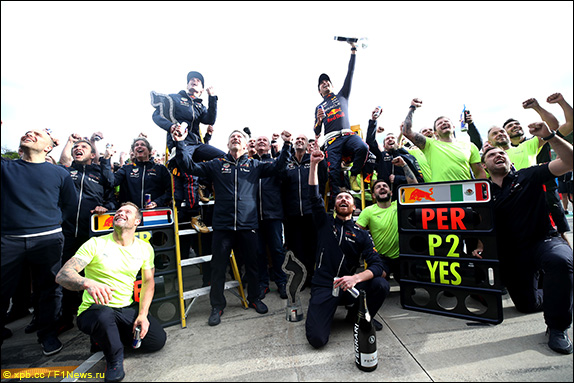 Red Bull отмечает победный дубль 