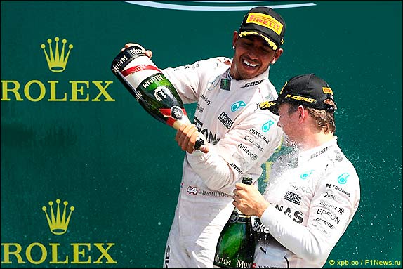Подиум Гран При Великобритании 2015. Льюис Хэмилтон и Нико Росберг.