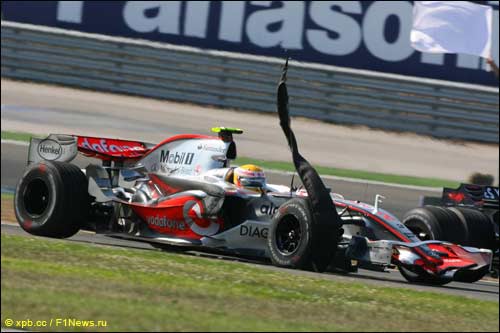 Льюис Хэмилтон возвращается в боксы после прокола