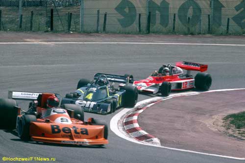 Автором лучшего старта стал Виторио Брамбилла (№9). С шестого места итальянец вышел на третье. Но вскоре гонщик сошел из-за поломки подвески