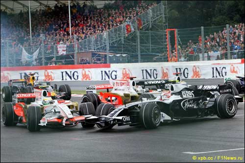 Скользкий первый поворот без проблем удалось преодолеть не всем