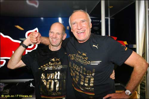 Матешиц с "кудесником воздуха" Эдрианом Ньюи после триумфа на Гран При Абу-Даби 2010 года