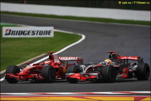 Поединок Райкконена и Хэмилтона на входе в Bus Stop