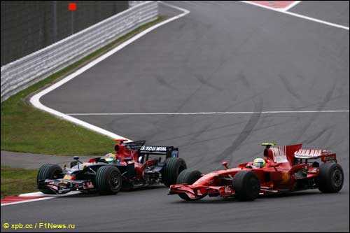 На Гран При Японии Бурдэ несколько кругов лидировал и в итоге приехал шестым. Но судьи объявили его виновным в столкновении с Фелипе Массой и переставили на 10-е место