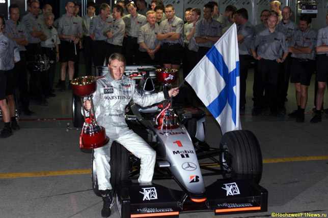 Мика Хаккинен празднует завоевание титула в Японии