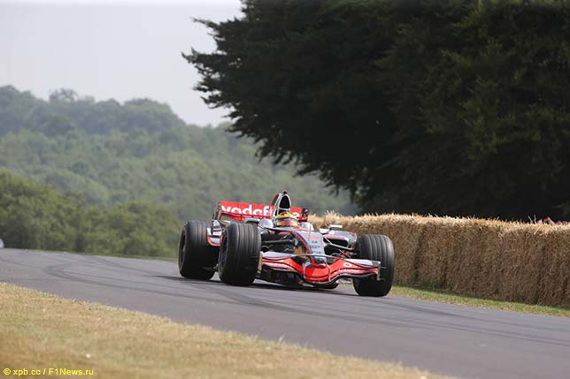 Стоффель Вандорн за рулём McLaren MP4-23 на Фестивале скорости в Гудвуде, 2013 год