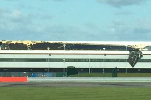 Поврежденная ураганом крыша комплекса боксов в Сильверстоуне