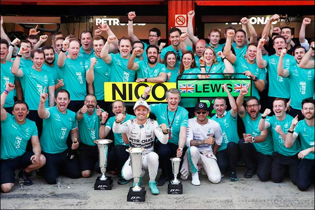 В Mercedes празднуют победный дубль