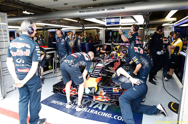 Даниил Квят в боксах Red Bull Racing