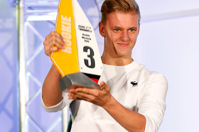 Мик Шумахер на награждении призёров чемпионата Формулы 4