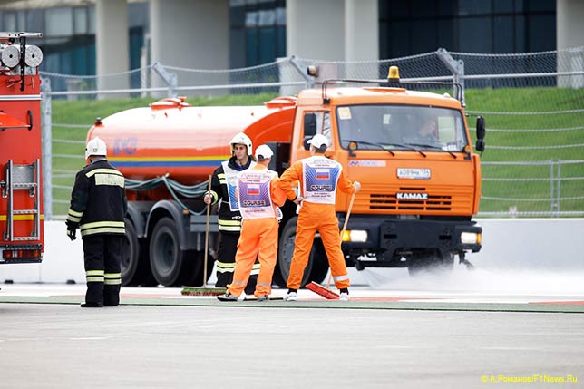 Уборка трассы перед началом тренировок