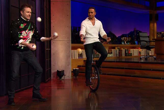 Льюис Хэмилтон демонстрирует своё искусство в американском The Late Late Show