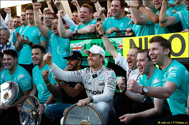 В Mercedes празднуют победный дубль