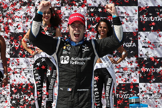 Симон Пажено празднует победу в Лонг-Бич