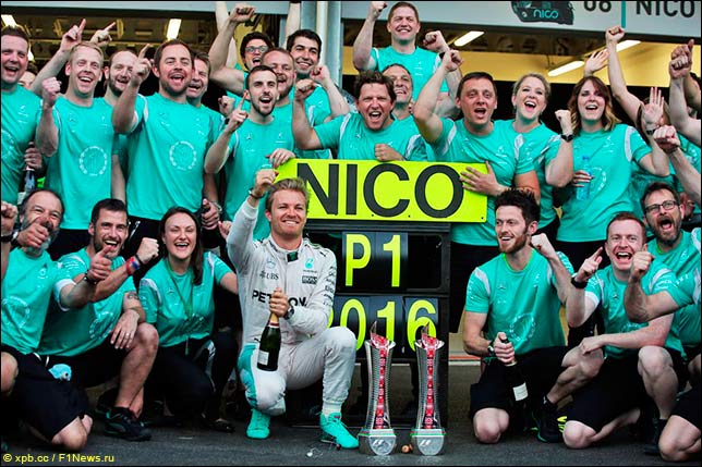 В Mercedes празднуют победу Росберга
