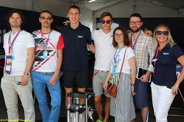 Победители квеста вместе с гонщиками Рафаэле Марчьелло и Артёмом Маркеловым, и руководителем Russian Time Светланой Стрельниково