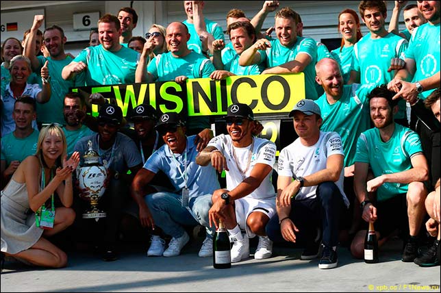 В Mercedes празднуют победный дубль