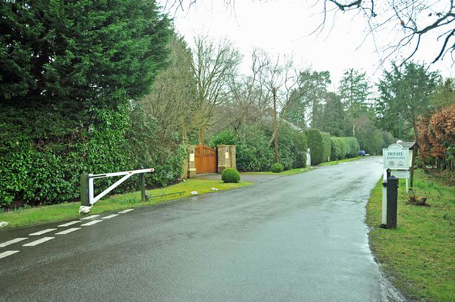 Въезд на территорию поместья семьи Стантов