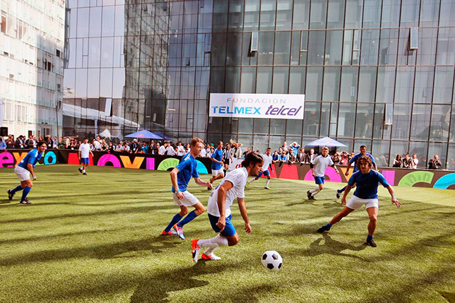 Карлос Сайнс и Даниил Квят во время благотворительного футбольного матча в Мехико