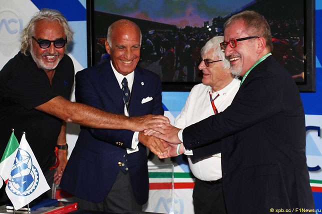 Флавио Бриаторе, Анжело Стикки Дамиани, Берни Экклстоун и Роберто Марони на сентябрьской пресс-конференции, посвященной продлени