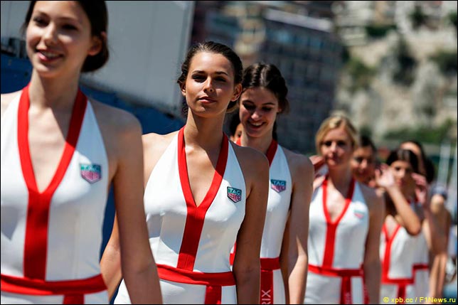 Девушки на стартовом поле в Монако