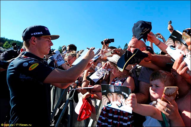 Макс Ферстаппен раздаёт автографы