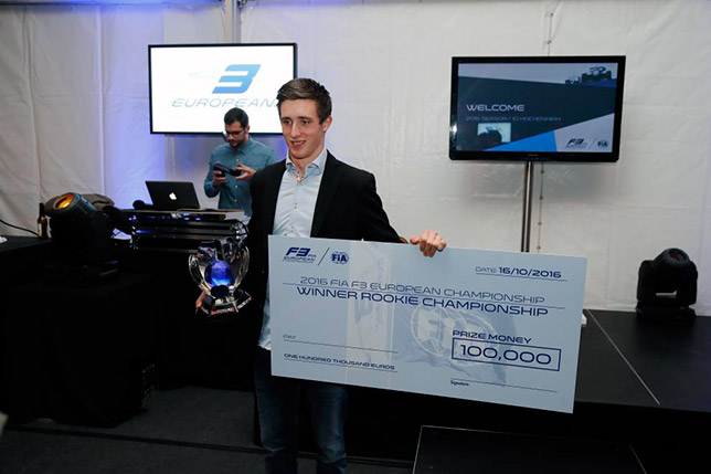 Джоэль Эриксон получает приз как лучший новичок 2016 года