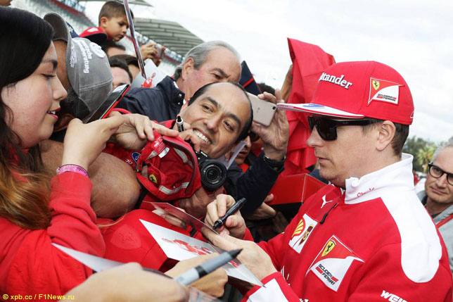 Кими Райкконен в окружении болельщиков