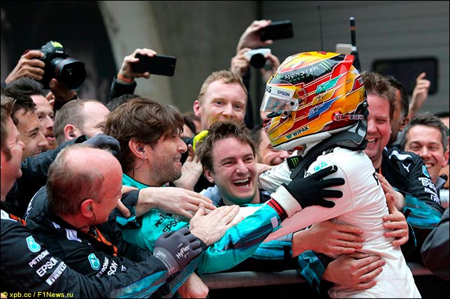 Льюис Хэмилтон выиграл Гран При Китая