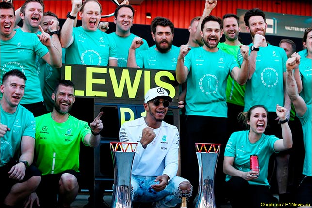 В Mercedes празднуют победу Хэмилтона