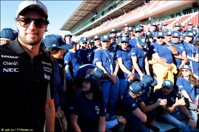 Серхио Перес и волонтёры