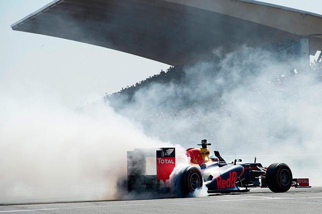Макс Фестаппен развлекает публику во время гоночного шоу в Зандфорте
