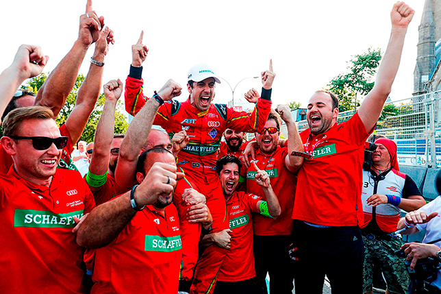 Лукас ди Грасси и Audi Sport Abt празднуют победу в чемпионате