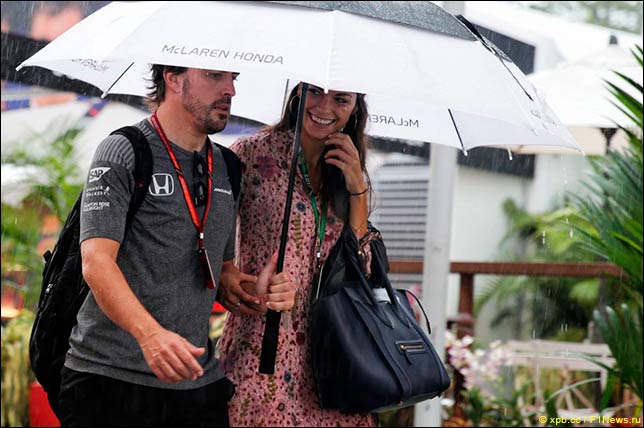 Фернандо Алонсо с подругой Линдой Морселли утром в воскресенье