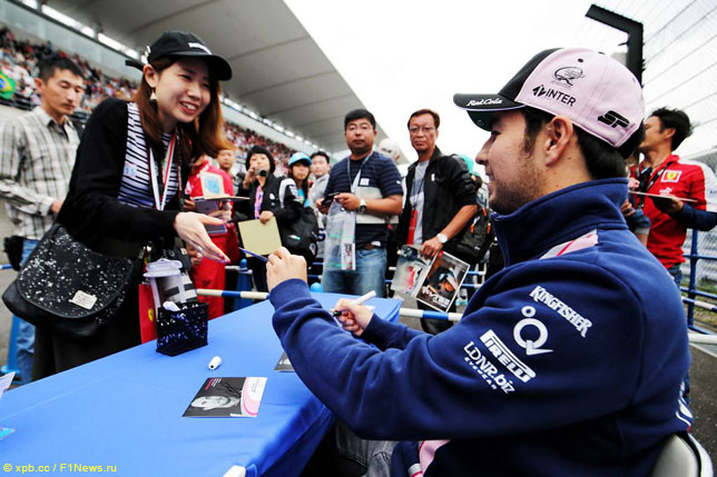 Серхио Перес раздает автографы