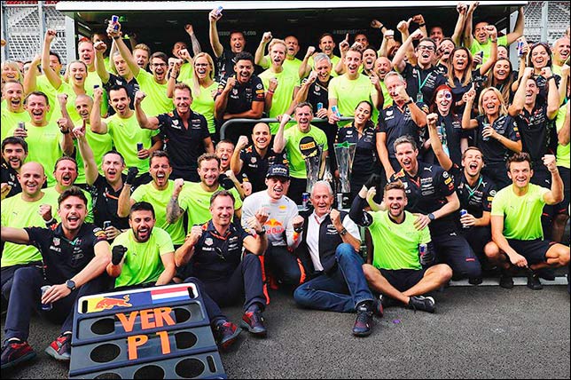 В Red Bull Racing празднуют победу